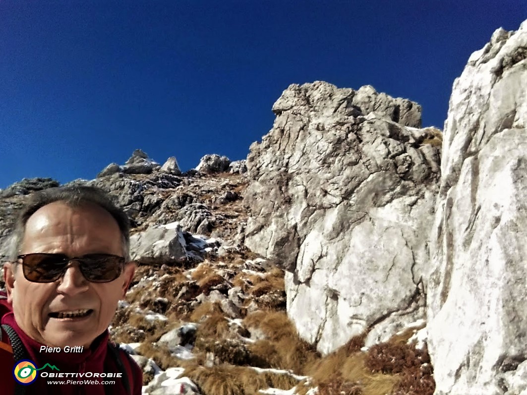 65 Salendo accanto ai contrafforti rocciosi di Cima Alben.jpg